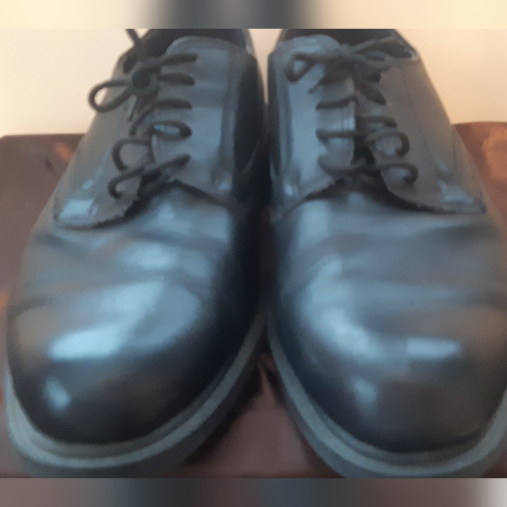 Benchmark Classic Black Leather Shoes Size 10 Wide
